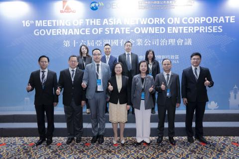 Fotografia de grupo dos representantes do GPSAP e das empresas de capitais públicos de Macau