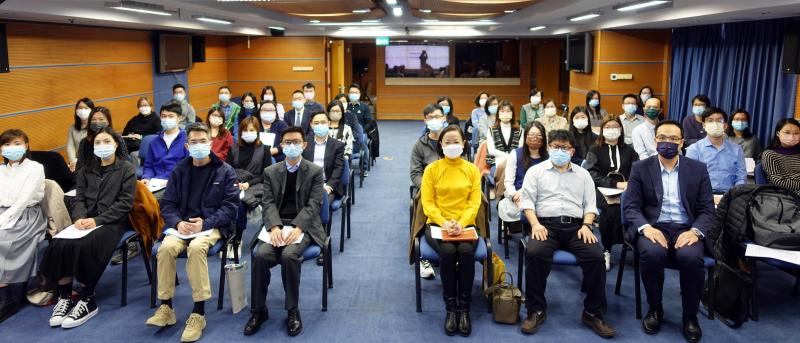 Fotografia de grupo dos representantes dos fundos autónomos e do formador