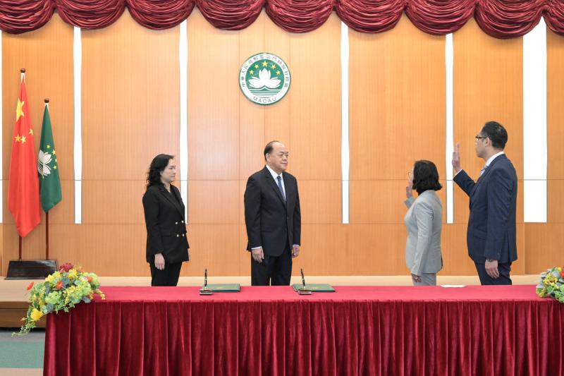 Chefe do Executivo, Ho Iat Seng, preside à cerimónia de tomada de posse da directora dos Serviços da Supervisão e da Gestão dos Activos Públicos, Chan Hoi Fan, e do subdirector, Lio Chi Hon. (Fonte: Gabinete de Comunicação Social)