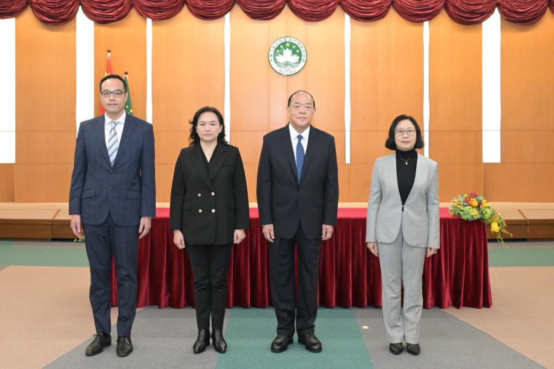 Chefe do Executivo, Ho Iat Seng, a chefe do Gabinete do Chefe do Executivo, Hoi Lai Fong, a directora dos Serviços da Supervisão e da Gestão dos Activos Públicos, Chan Hoi Fan, e o subdirector, Lio Chi Hon. (Fonte: Gabinete de Comunicação Social)